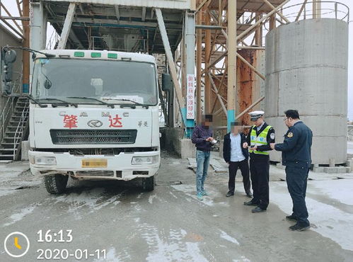 德慶交警迎戰(zhàn)春運(yùn)嚴(yán)查違規(guī)運(yùn)輸，一日查處準(zhǔn)“百噸王”車輛力保道路安全